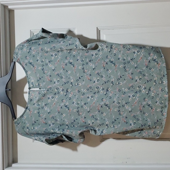 SO Green Floral Short Sleeved Top. EUC Size L - Picture 5 of 5